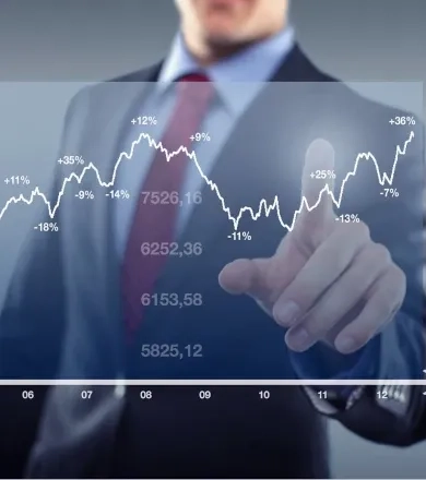 Profesional de las finanzas interactuando con un gráfico de líneas para tomar decisiones financieras