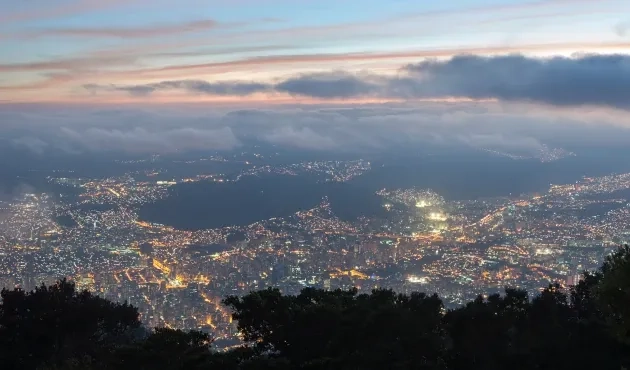 Vista panorámica de Caracas desde el Ávila cuando comienza a anochecer